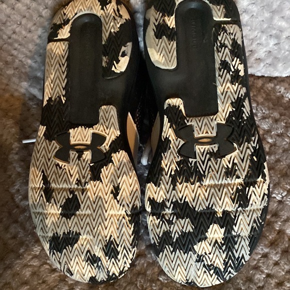 Boys under armor shoes, size 4.5 black and white lightly used  leather - Picture 4 of 4